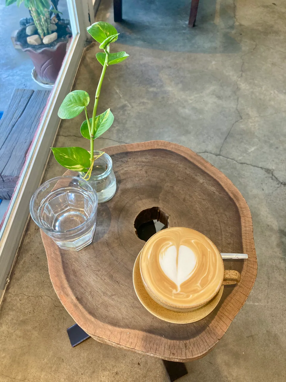 Bánh ngọt trong ngày được dọn ra cùng cà phê.