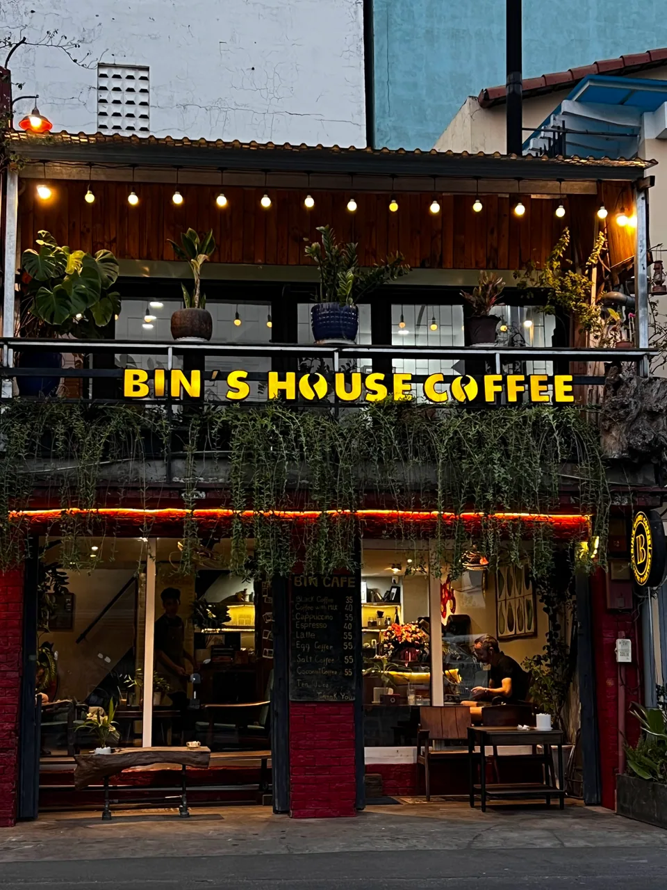 Một combo cà phê và bánh phục vụ tại quán.