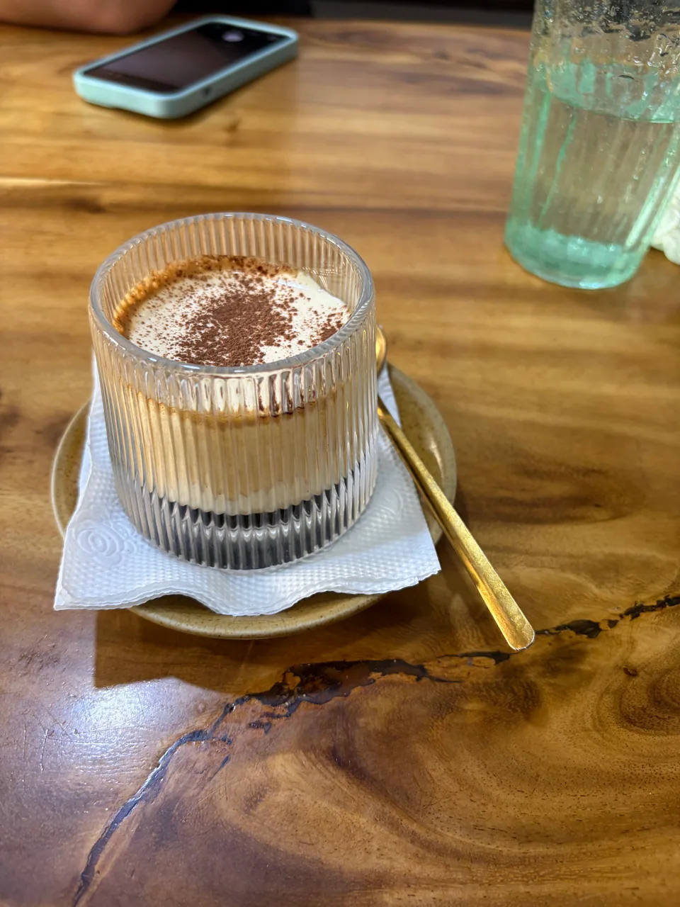 Trang menu chi tiết các món đồ uống và bánh.