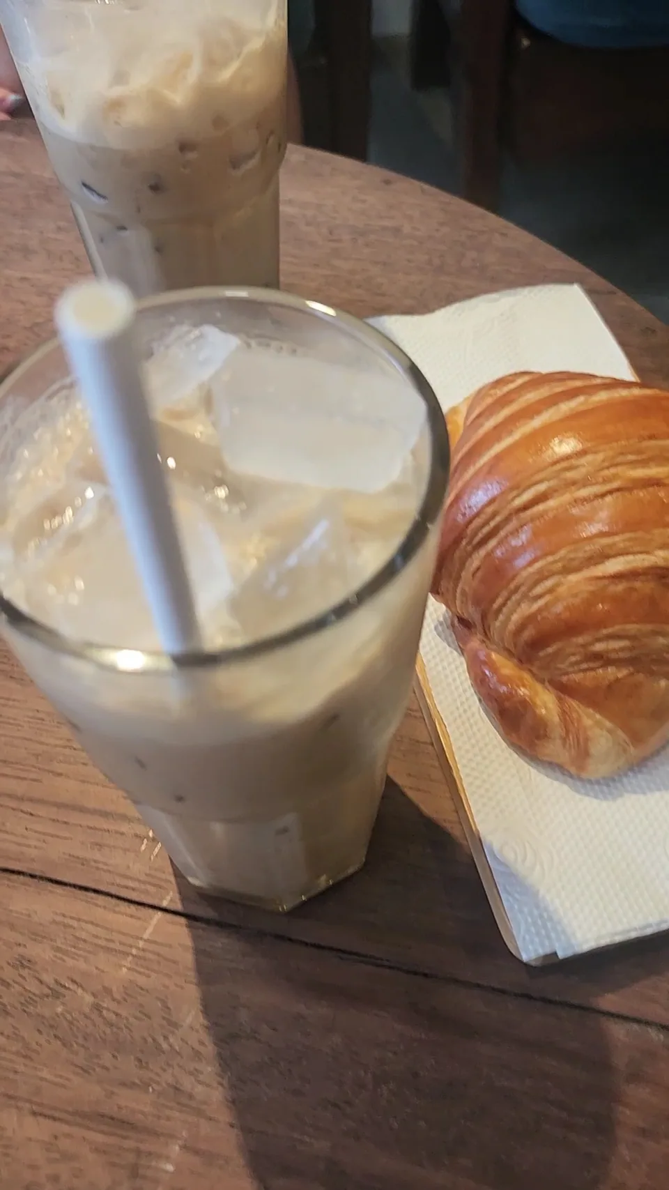 Một món signature trên bàn gỗ tại BIN'S HOUSE COFFEE.