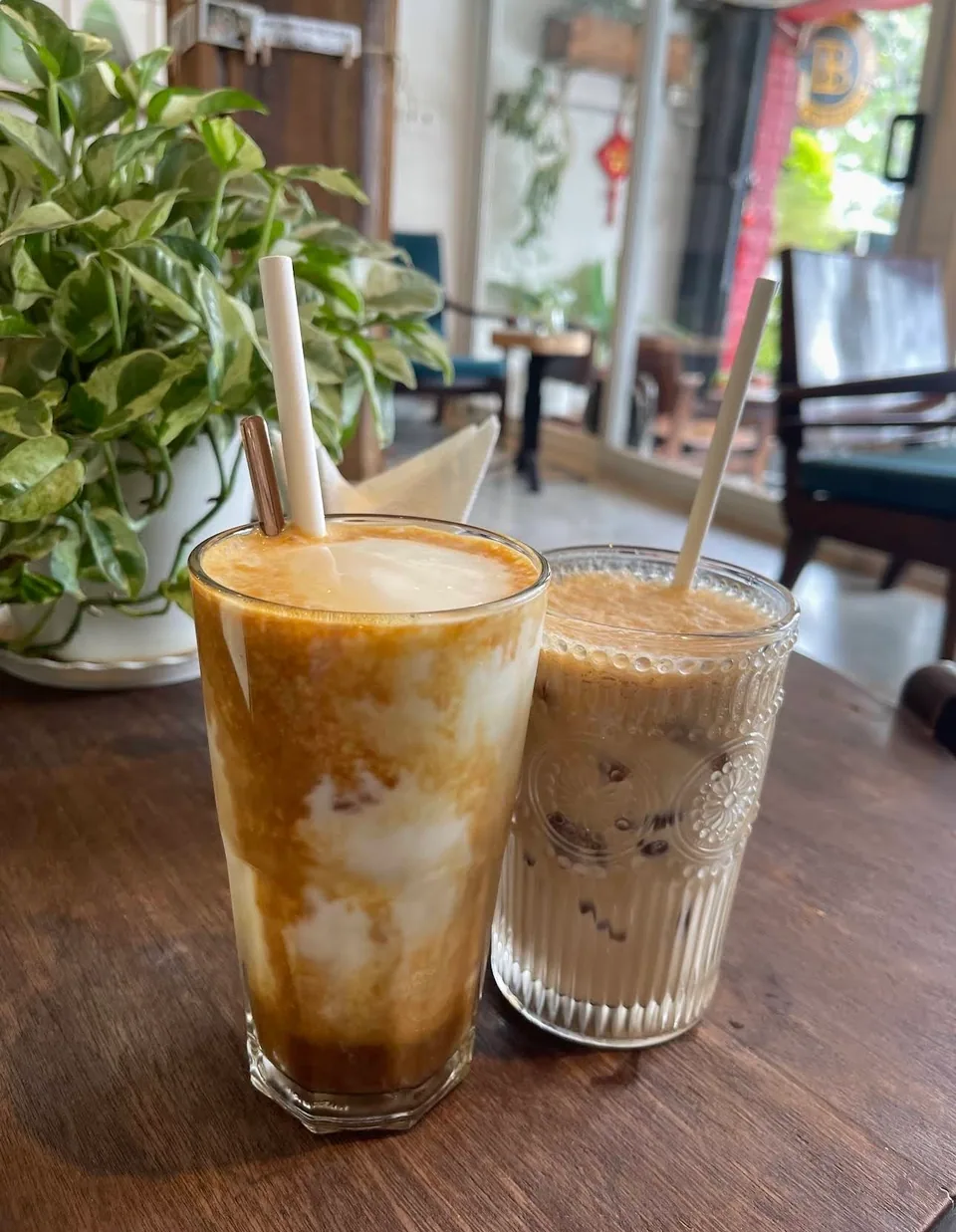 Góc ngồi ấm cúng trong BIN'S HOUSE COFFEE, chi tiết bài trí thân thiện.